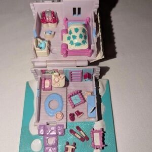 Vintage 1993 Bluebird Polly Pocket Winter Ski Cabin Play-set *with doll*